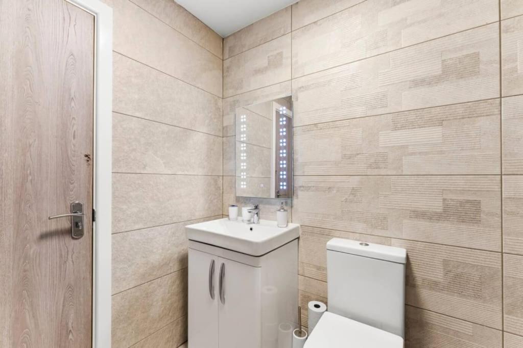 Modern Spacious Three Bedrooms With Private Garden Кардифф Экстерьер фото
